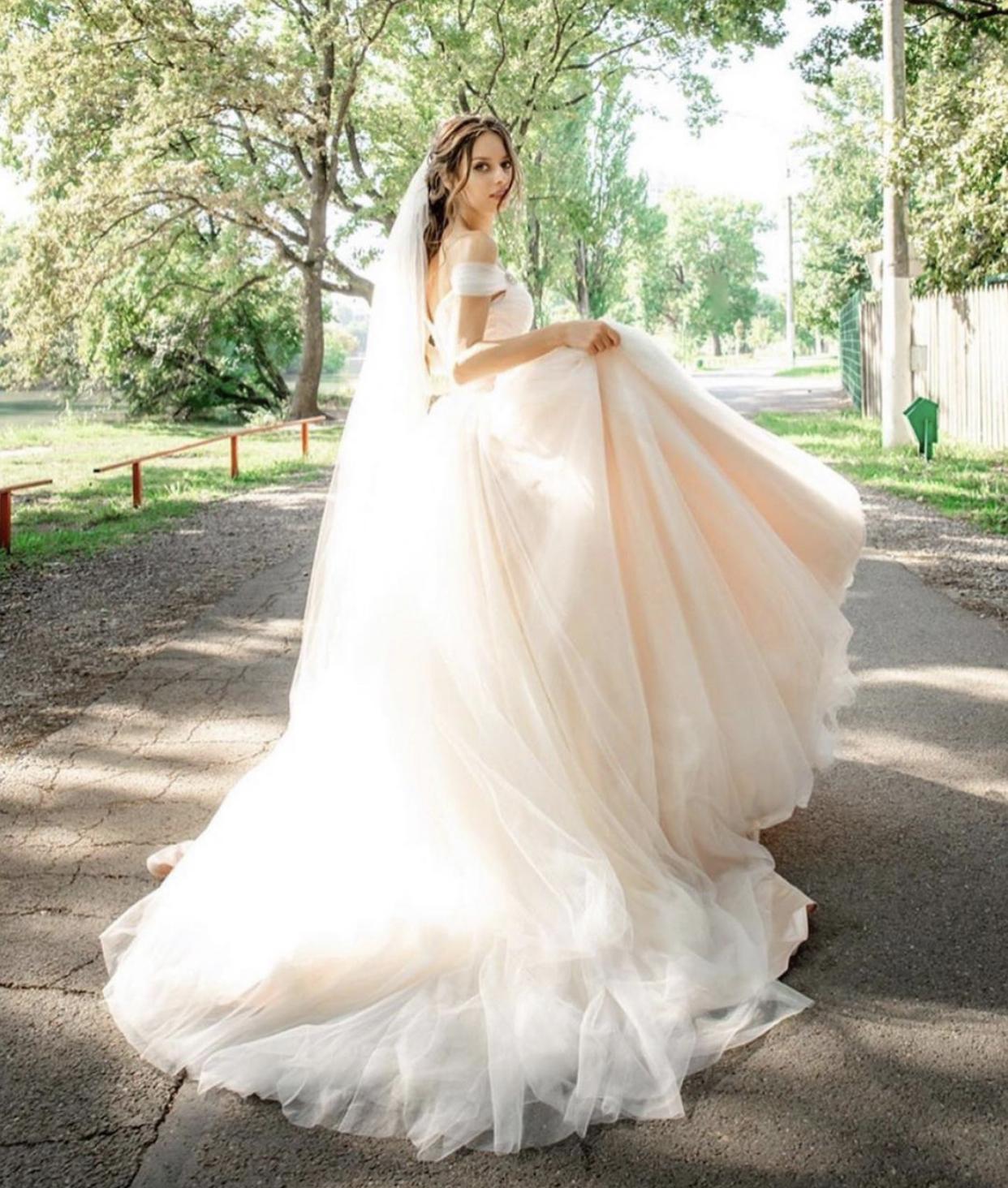 Confronta con articoli simili Nuovi abiti da sposa colorati con una linea ad A con spalle scoperte Abiti da sposa senza schienale sexy Pieghe di perline Tulle Sweep Train Vintage Taglie forti