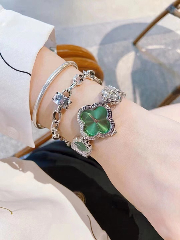 2023年の腕時計の腕時計3つのステッチQuartz Watch Top Luxury Brand Steel Belt Lady Accessories Four-Leaf Clover295H