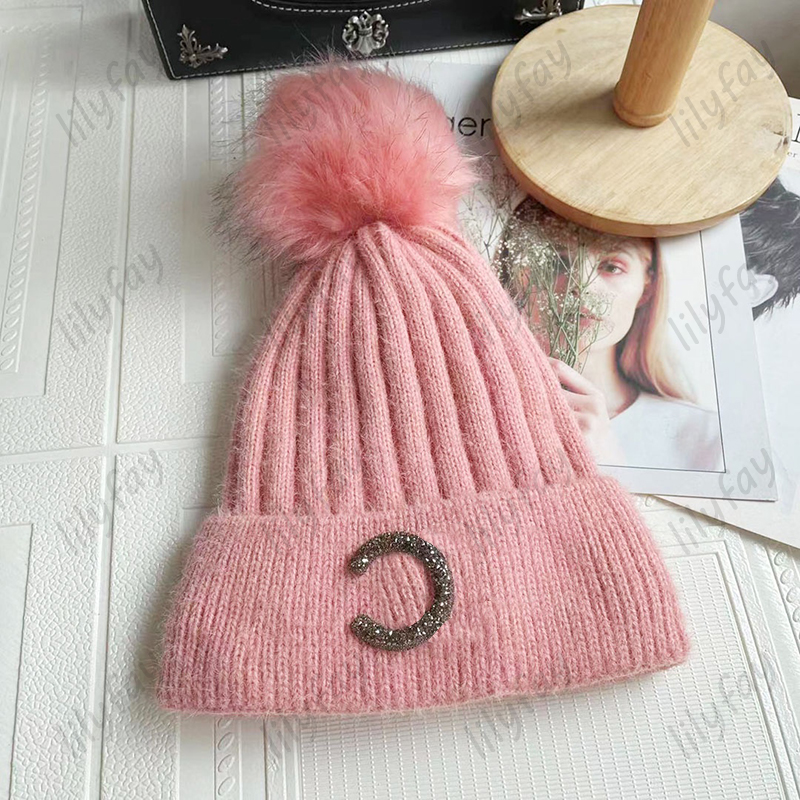 Designer Beanie Shinning Letters Cappelli di lana Womens Luxury Furry Ball Cappello lavorato a maglia Moda Red Cotton Addensare Berretti Uomo C Bonnet 9 206s