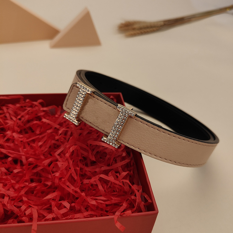 Cinture di design donna Cintura in vera pelle da uomo Cinture classiche coppia di moda Lettera dorata con fibbia in diamante Cintura Cintura 22122187