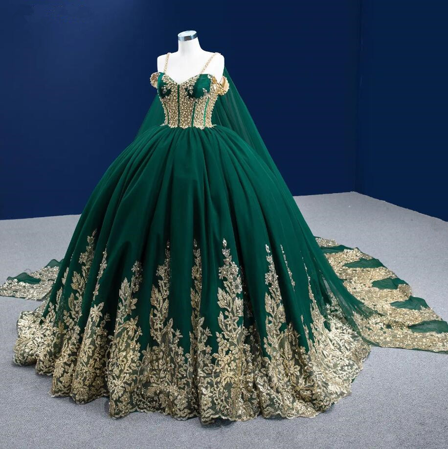 Jägergrüne Prinzessin-Quinceanera-Kleider mit Wickelumhang 2023, Golddetail, Perlenapplikation, Schnürkorsett, Abschlussball-Sweet-15-Kleider