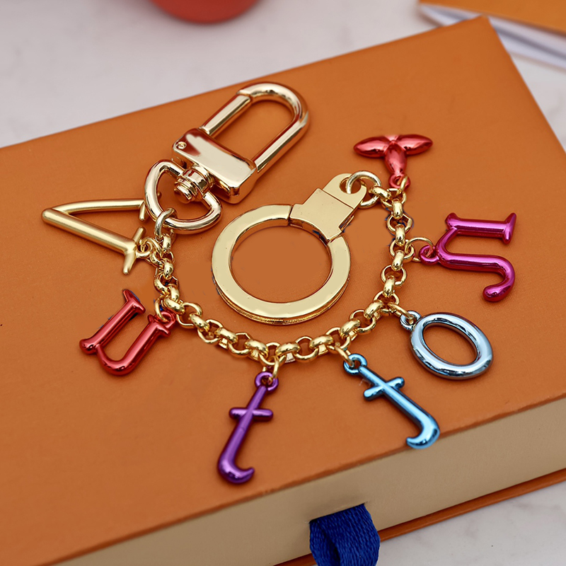 Snygg färgglada lyxdesigner Keychain Letter Pendant Gold Key Buckle Löstagbara nyckelringar för Mens Womens Keys255C