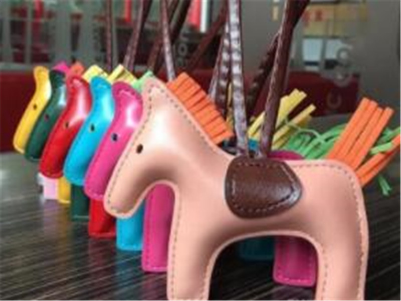 Echte schapenvacht lederen paardentas Charm Keychain Hoogwaardige Pony Pendant Classic Handtas Ornament gemaakt met handbeveren voor auto of thuis