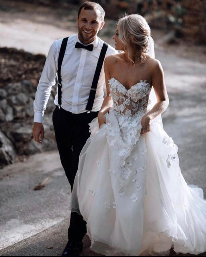 Abiti da sposa con scollo a cuore e strascico a trapezio Abiti da sposa Abiti da sposa in tulle senza maniche con perline con fiori fatti a mano