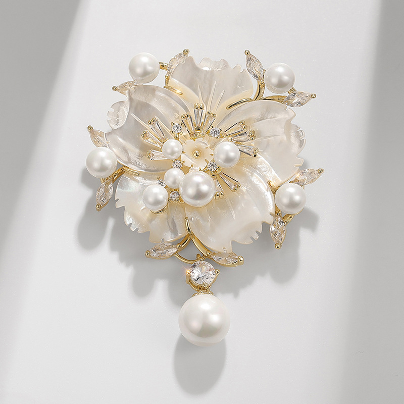 Favor Premium plum mother-of-pearl shell brooch pearl camellia pin flower clothing zirconia corsage