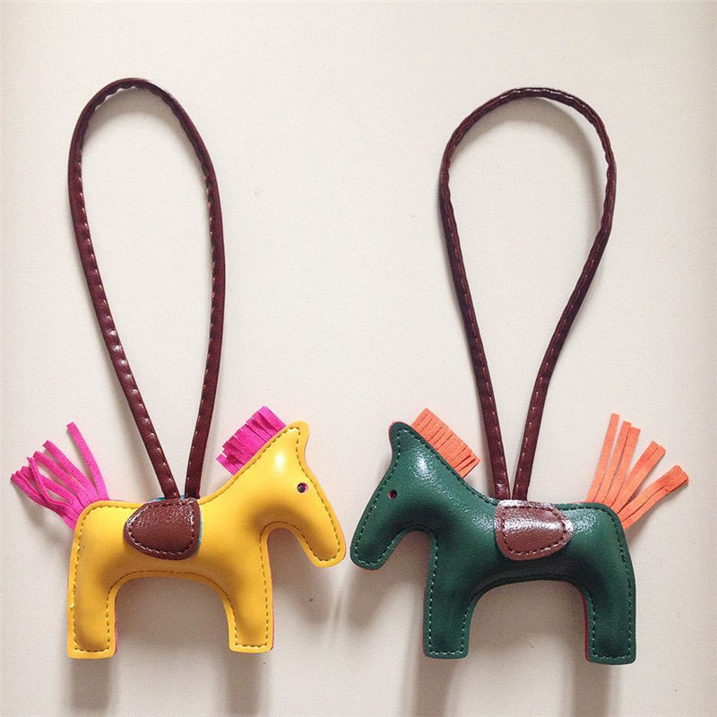 Real Sheepskin Leather Horse Bag Charm Keychain H￶gkvalitativ ponny Pendant Classic Handbag Ornament tillverkad av handknappar f￶r bil eller hem
