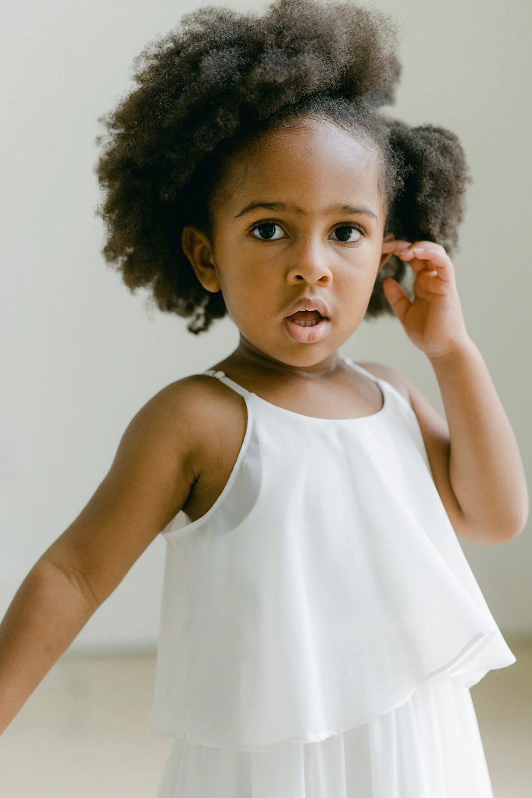 Belle Mousseline De Soie Mignonne Une Ligne Robes De Filles De Fleur Pour Le Mariage Bretelles Spaghetti Plis Cheville Longueur Première Communion Robe De Fête D'anniversaire