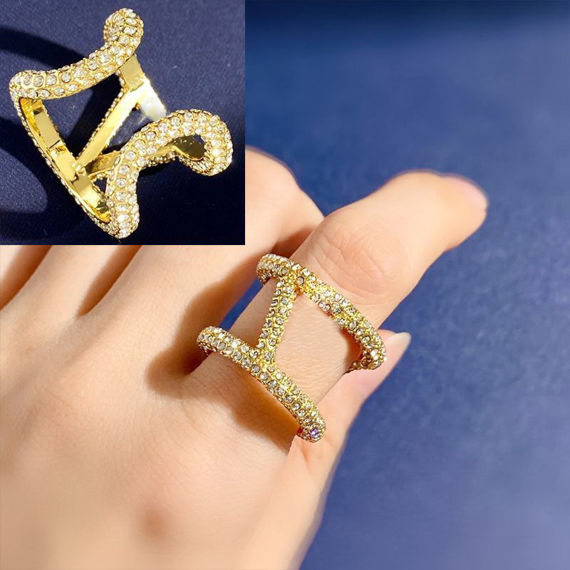 Europeiska och amerikanska kvinnors bröllopsringar Bright Drill Metal unik ihålig V-Letter Ring Lady Jewelry Couple Utsökt årsdag VLR1 --03 smycken gåvor