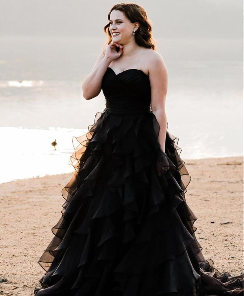 Black A Line Tiered Ruffles Bridal Gowns Plus Size Sweetheart Neck Tulle Lace-up Back Long Gothic Wedding Dresses