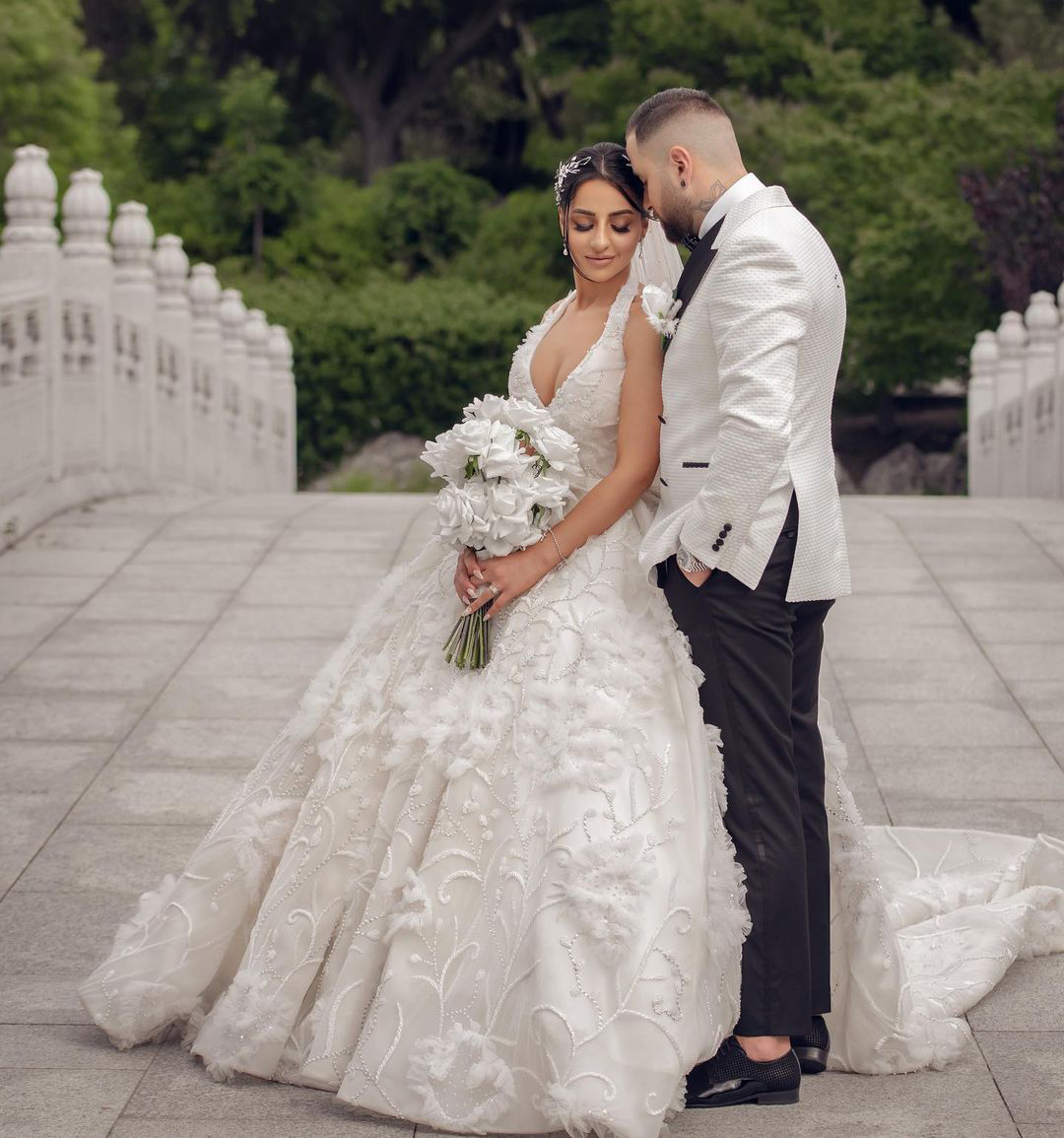 Abiti da sposa eleganti con perline all'americana Abito da ballo senza maniche Lunghezza pavimento Applique Abiti da sposa taglie forti su misura