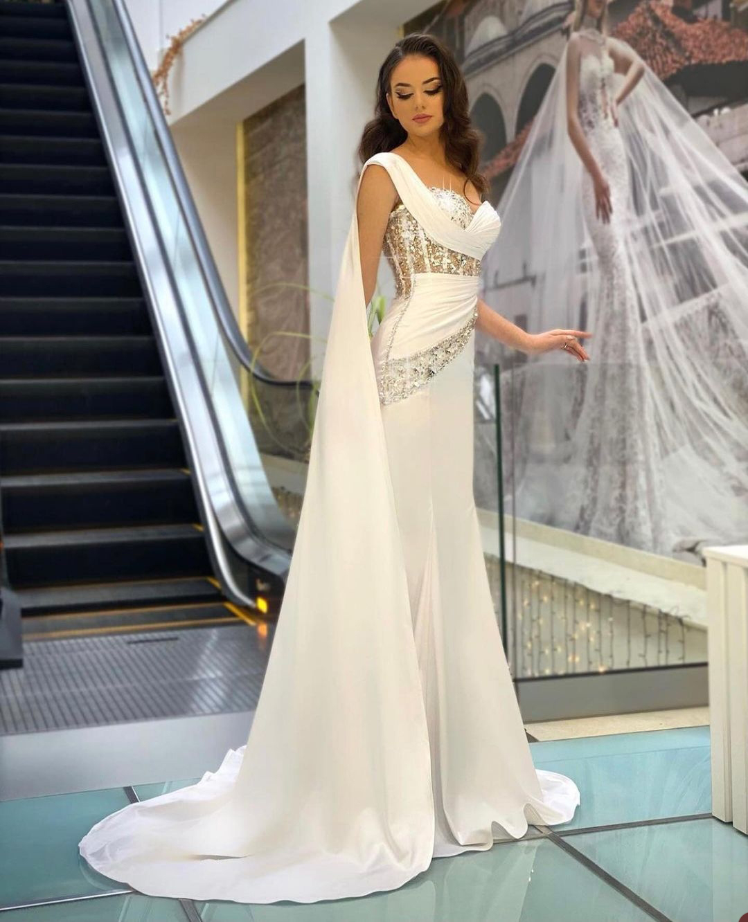 Glänzende Pailletten-Meerjungfrau-Abendkleider, schlichtes Abendkleid mit Herz-Perlen und formellem Partykleid aus weißem Satin
