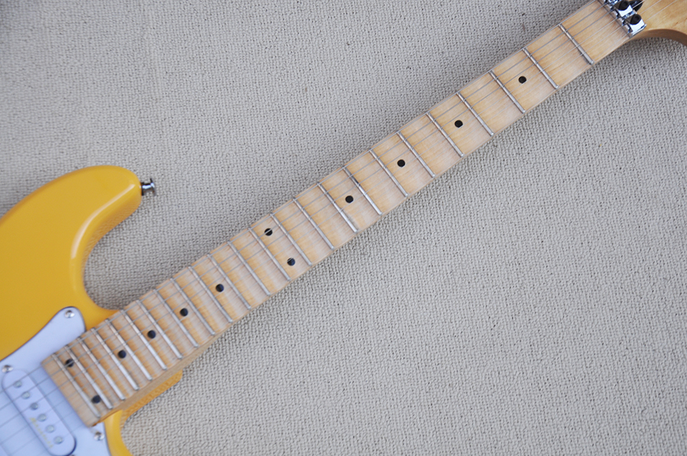 Gelbe E-Gitarre mit Floyd Rose Scalloped Maple Griffbrett SSS-Tonabnehmern. Kann individuell angepasst werden