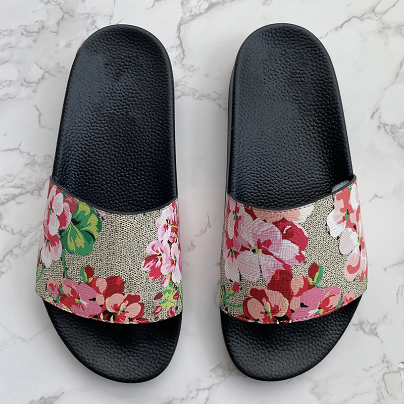 Hommes Femmes Pantoufles Designer Diapositives En Caoutchouc Sandale Plat Blooms Strawberry Tiger Bees Vert Rouge Blanc Web Mode Chaussures Plage Tongs Flower Box 36-48