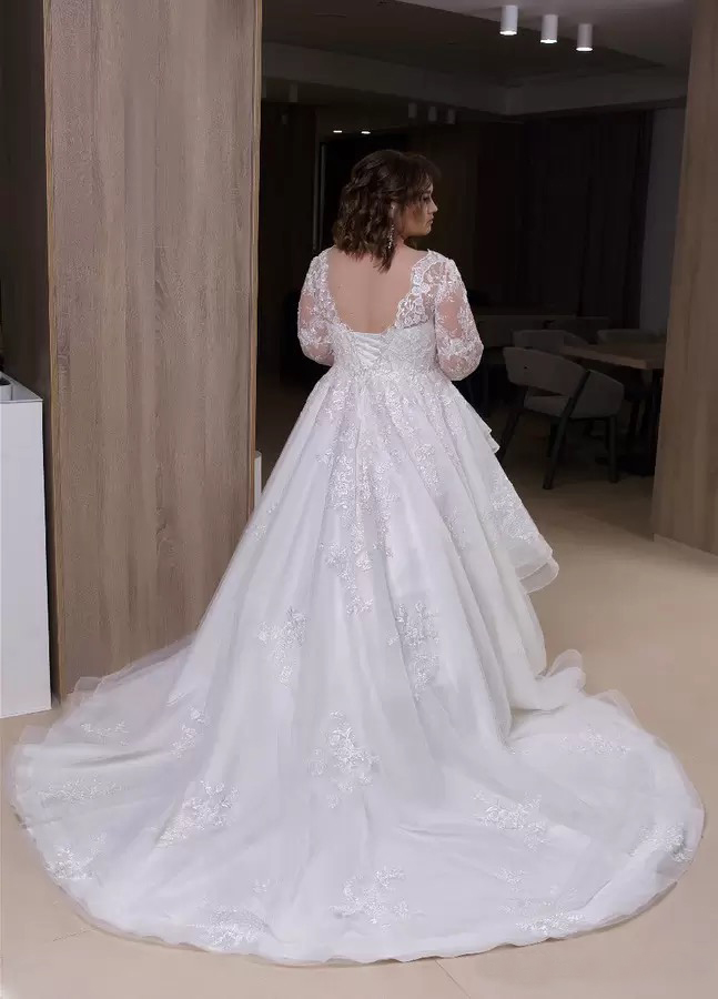 Abiti da sposa bohémien taglie forti Scollo a V Applicazioni maniche lunghe Abiti da sposa in pizzo Increspature a cascata Livelli aperti sul retro Abiti Da Sposa