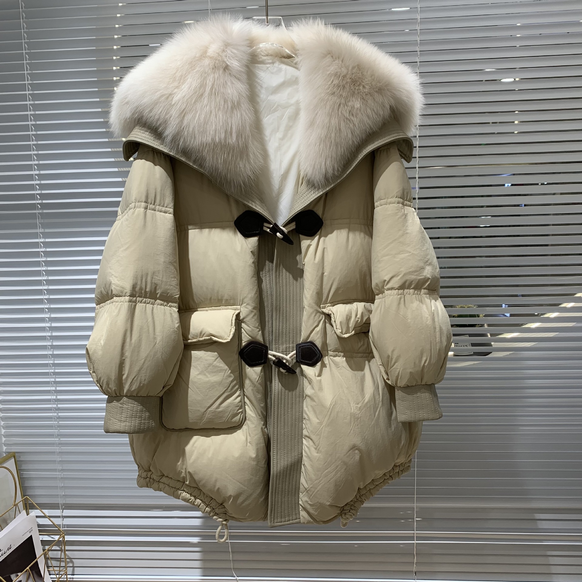 Cappotto in piumino d'oca bianco con pelo di volpe invernale Fibbia in corno di mucca Clip torta in pelliccia medio lunga Cappotto di grandi dimensioni antivento caldo