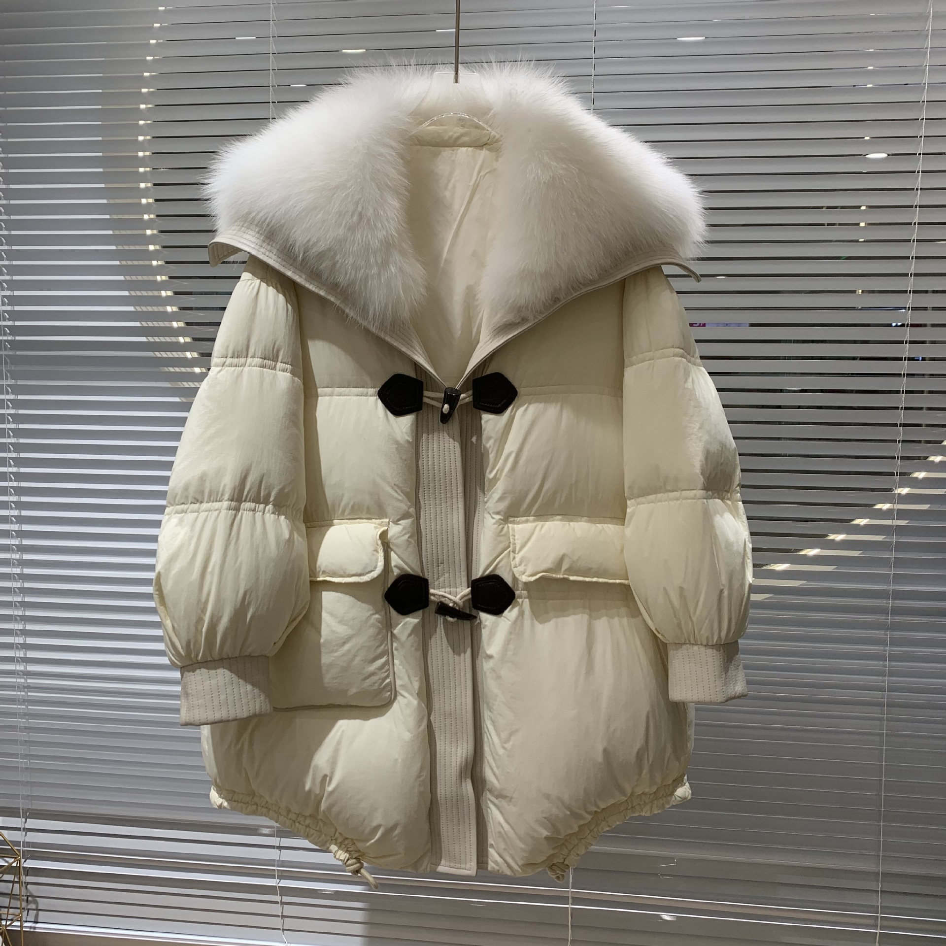 Cappotto in piumino d'oca bianco con pelo di volpe invernale Fibbia in corno di mucca Clip torta in pelliccia medio lunga Cappotto di grandi dimensioni antivento caldo