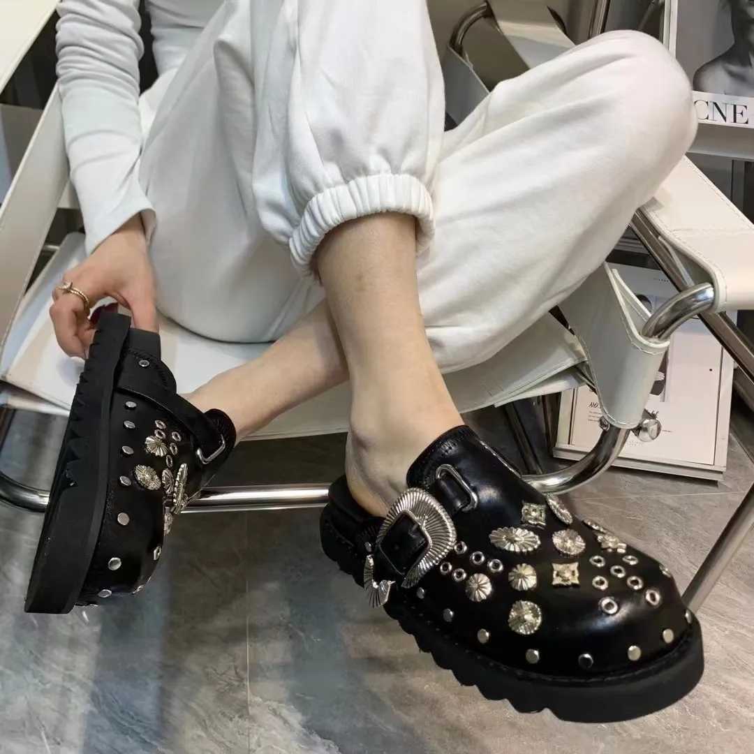 Stivali Estate Donna Ciabatte Pantofole Rivetti Piattaforma Punk Rock Pelle Raccordi metallici creativi Scarpe da festa casual Scivoli all'aperto 221215