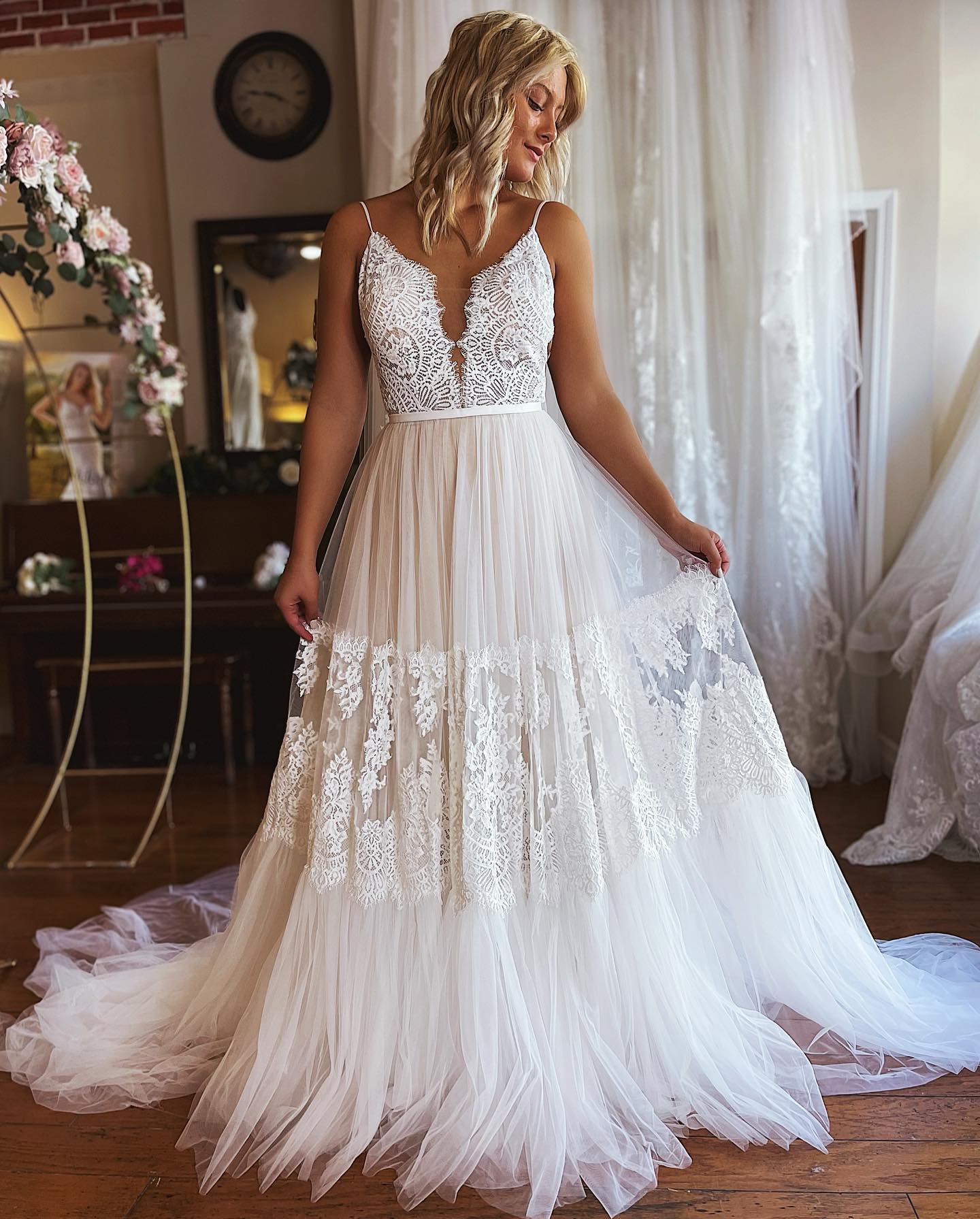 Robe de mariée en dentelle bohème 2023 A-Line Spaghettti vestidos de novia Balayage Train Jardin Château Plage robe de mariée Dos ouvert Boho Bohême Sans manches