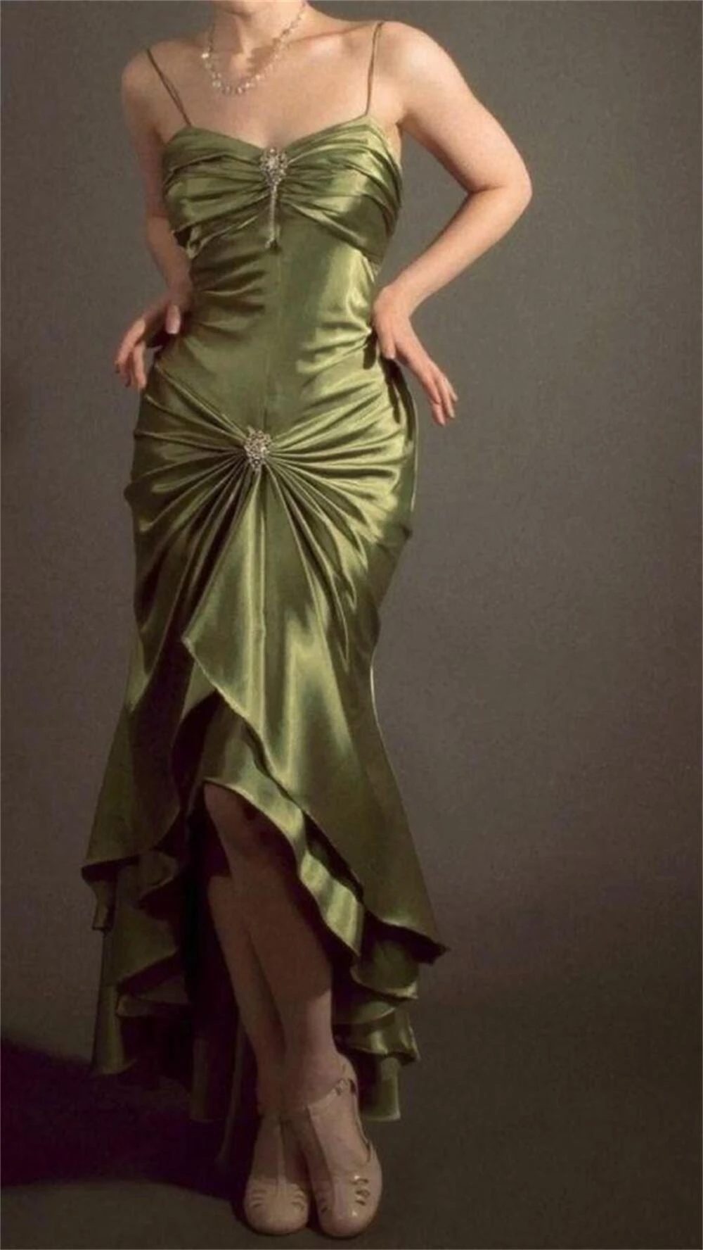 Vintage verde oliva Sweetheart vestidos de fiesta sexy tirantes finos bailando Botón de cristal plisado tafetán vestidos de noche de satén