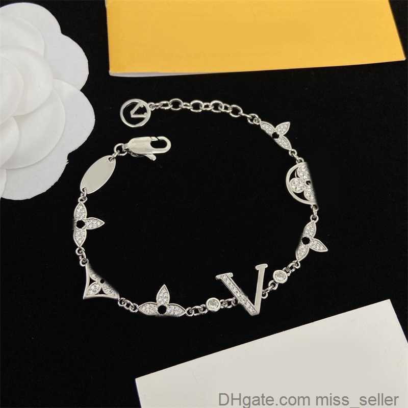 Femmes Designer Bracelet Chaîne Bracelet De Luxe Plaqué Or Mode Tendance Pulsera Serrure Fleur Lettre Pendentif Diamant Cjeweler Amour 260t