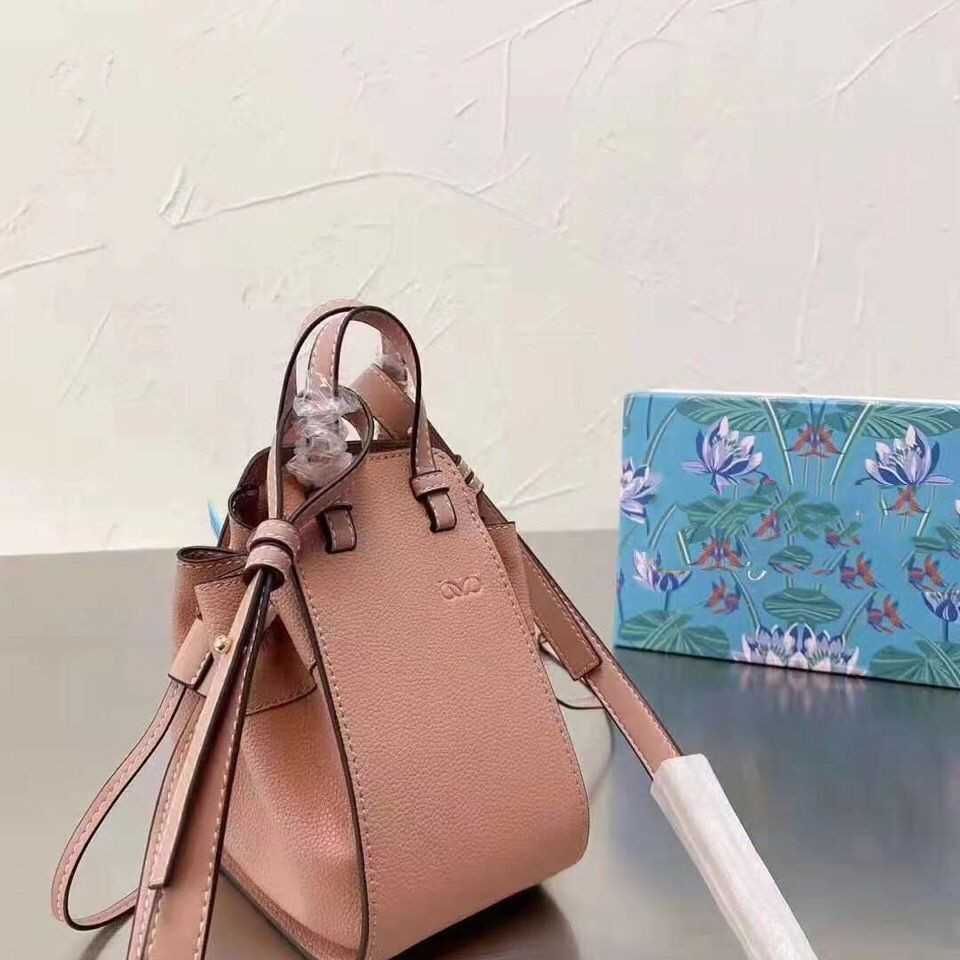 Kvinnors lyxdesigner handväskor axelväska crossbody väska på ny mode textur kohud multifunktionell ryggsäck presentförpackning Fabrik direktförsäljning