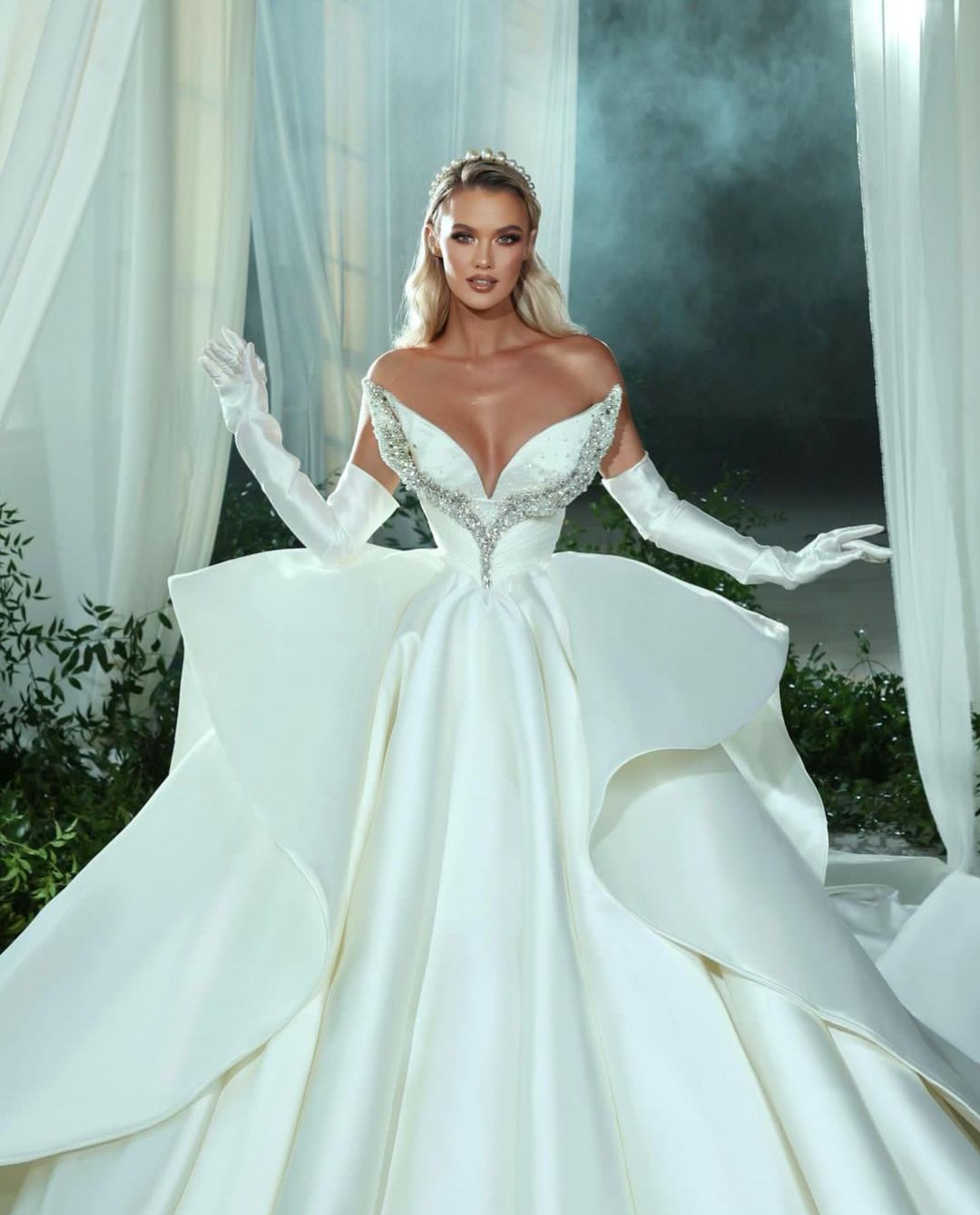 Elegant bollklänning bröllopsklänningar applikationer v nack ärmlösa paljetter pärlor diamanter rufsar kändis golvlängd lyxformella klänningar brudklänningar plus storlek