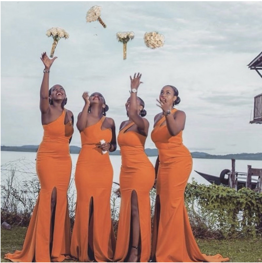 Senaste orange långa brudtärna klänningar sjöjungfru en axel med delade afrikanska kvinnor bröllopsfest klänning vestidos