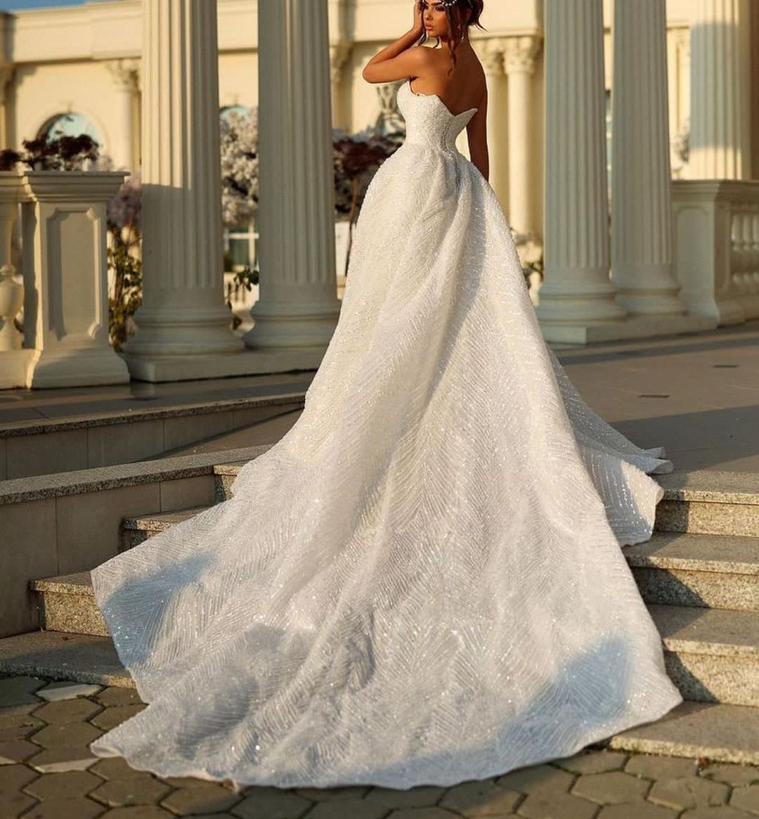 Elegante abito da ballo Abiti da sposa Appliques Scollo a V Senza maniche Paillettes Perline Increspature Celebrità Lunghezza pavimento Treno staccabile Abiti formali Abiti da sposa Taglie forti