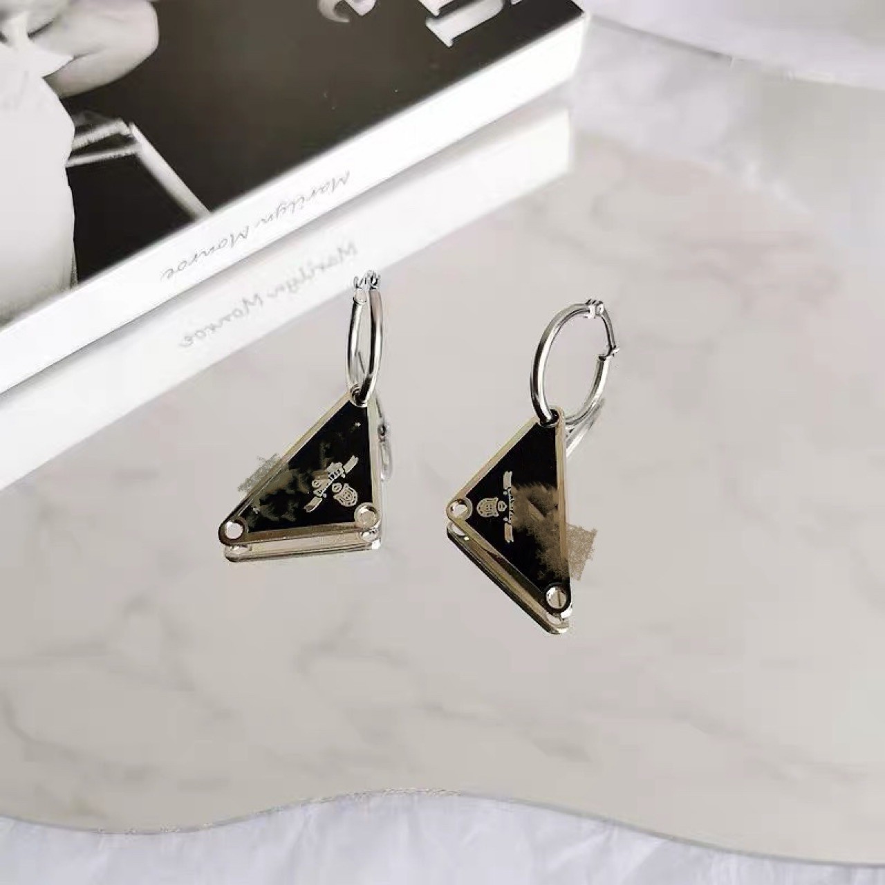 Célèbre conception Triangle boucles d'oreilles hommes boucle d'oreille cerceau femmes Triangle boucles d'oreilles noir et blanc fête bijoux ornements Simple élégant