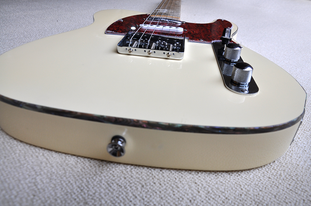 Guitarra el￩trica amarela clara personalizada com bordo -bra￧o de bordo hardware cromado de pickguard vermelho pode ser personalizado