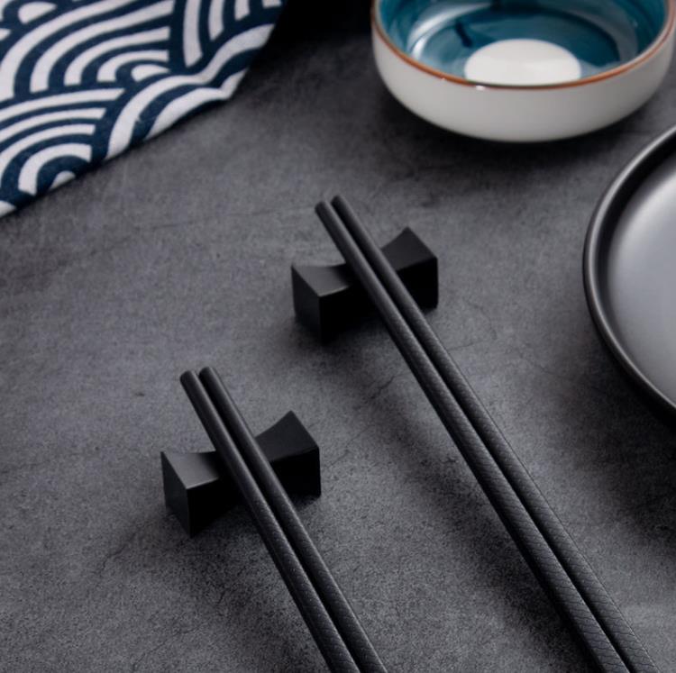 Black Color Chopstick Rest Chinese Traditional Pillow Shaped Chopsticks Holder Restaurant Home Flatware Rack SN45