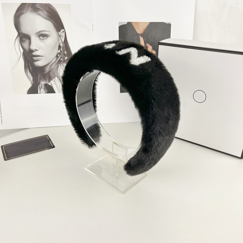 مع BOX C Letter Designer FUR Headbands For Women Girl 2022 شتاء جديد فاخر من الصوف والشتاء عقال في الهواء الطلق هيرباند لفاف الرأس بألوان أسود وأبيض