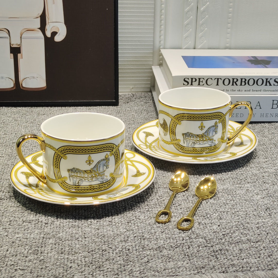 Tazze Piattini Piattino da caffè in ceramica Set Creativo Semplice Home Office Tè pomeridiano ai fiori con vassoio Regalo bere