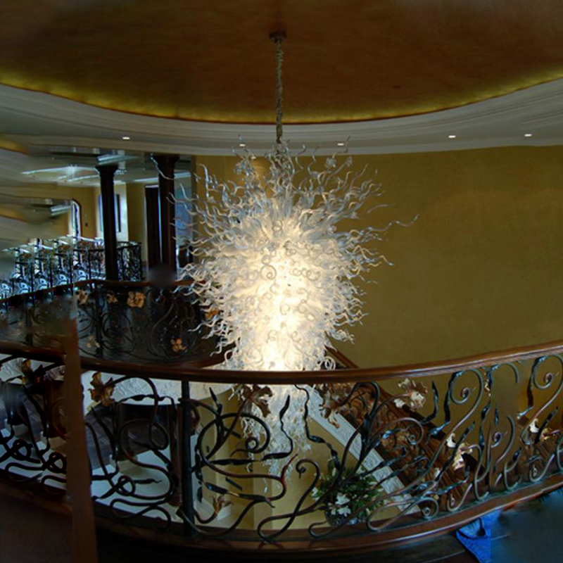 Luminárias de lobby de hotel grande lustres de cristal modernos lustres de cristal de estilo ocidental candelabro de vidro soprado de iluminação de iluminação LED branca suspensa lr687