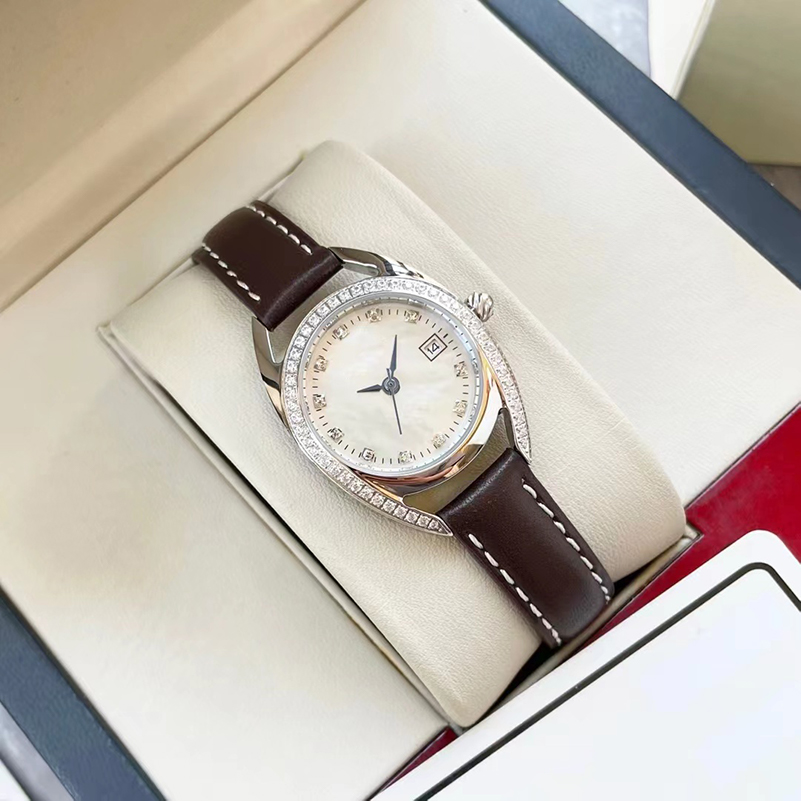 Nouvelle montre de luxe pour femme Mouvement à quartz entièrement importé Boîtier en acier fin Bracelet en cuir soigneusement poli