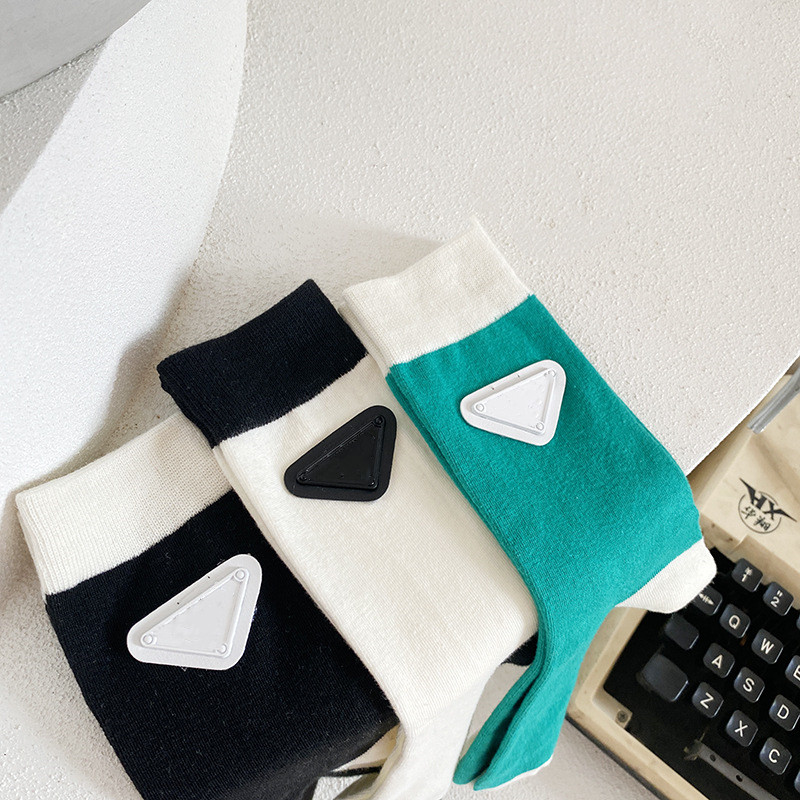 Chaussettes décontractées Logo tridimensionnel en cuir double couche Chaussettes marque triangle Ins Noir et blanc Simple Femme