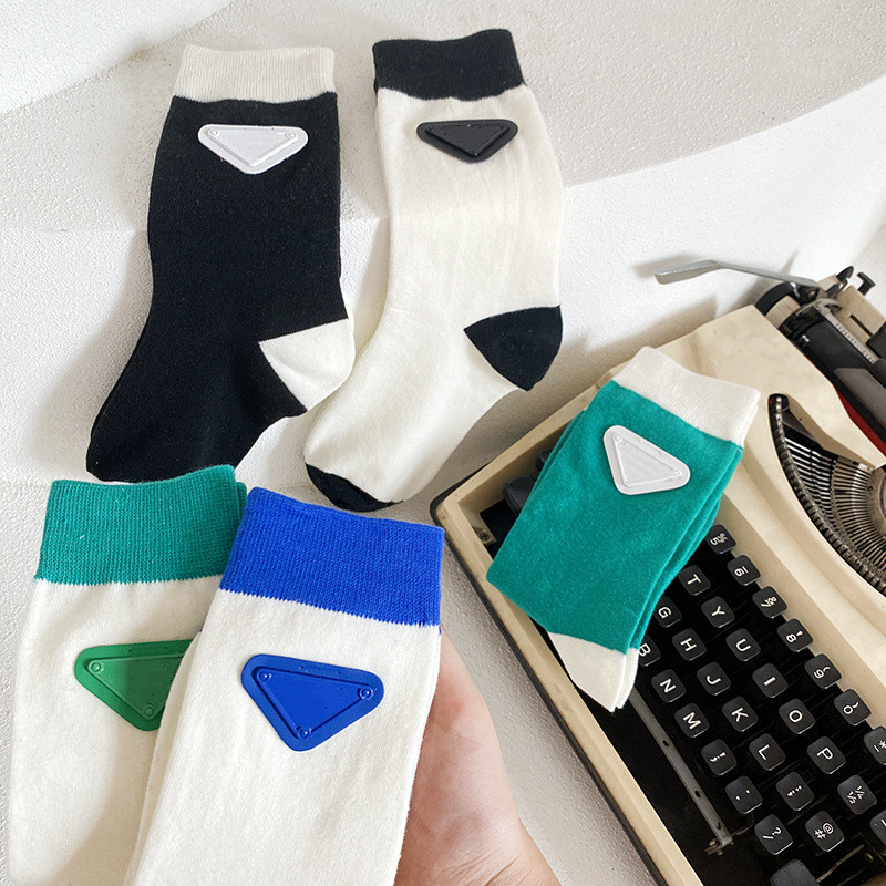 Chaussettes décontractées Logo tridimensionnel en cuir double couche Chaussettes marque triangle Ins Noir et blanc Simple Femme