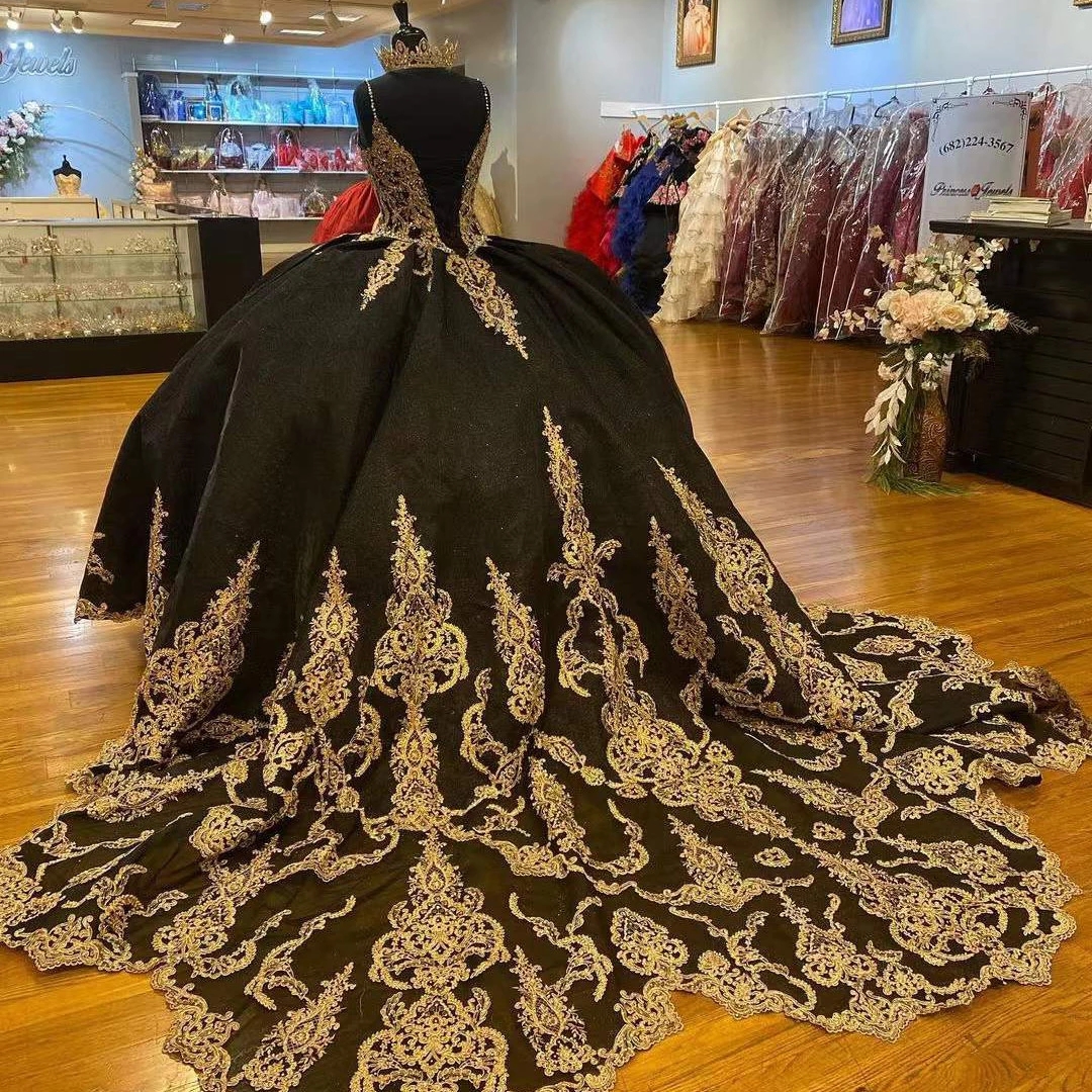 Czarna puszysta suknia balowa sukienki Quinceanera z długim tiulowym owinięciem złota koronkowa aplikacja spaghetti Słodka 16 sukienka Księżniczka ASO EB5814961