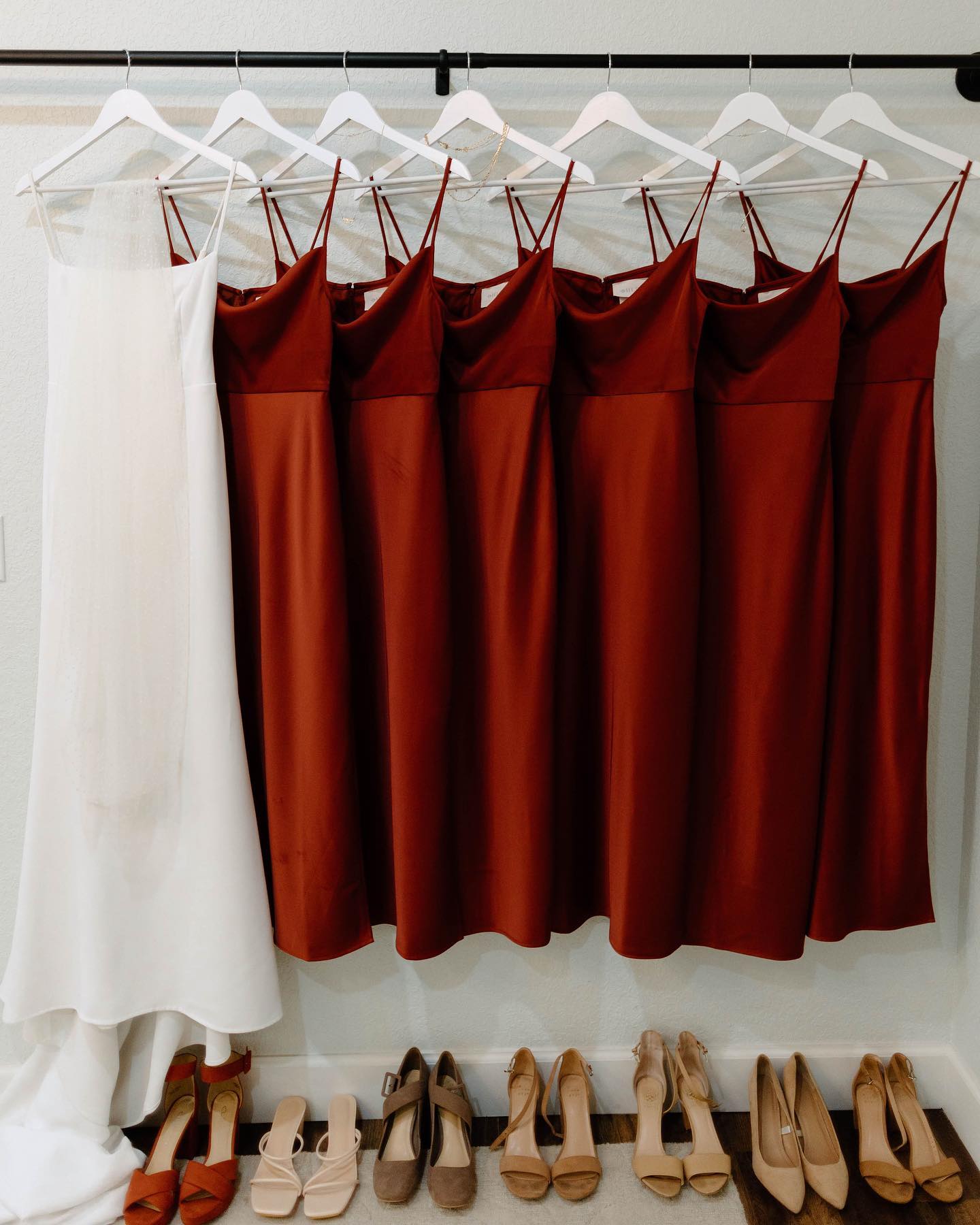 Satin-Midi-Brautjungfernkleid 2023, Etui-Säule, Spaghettiträger, U-Ausschnitt, Maxi-Abend-Cocktail-Partykleid, knöchellang, Seitenschlitz, rückenfrei, Trauzeugin, Zimtwein