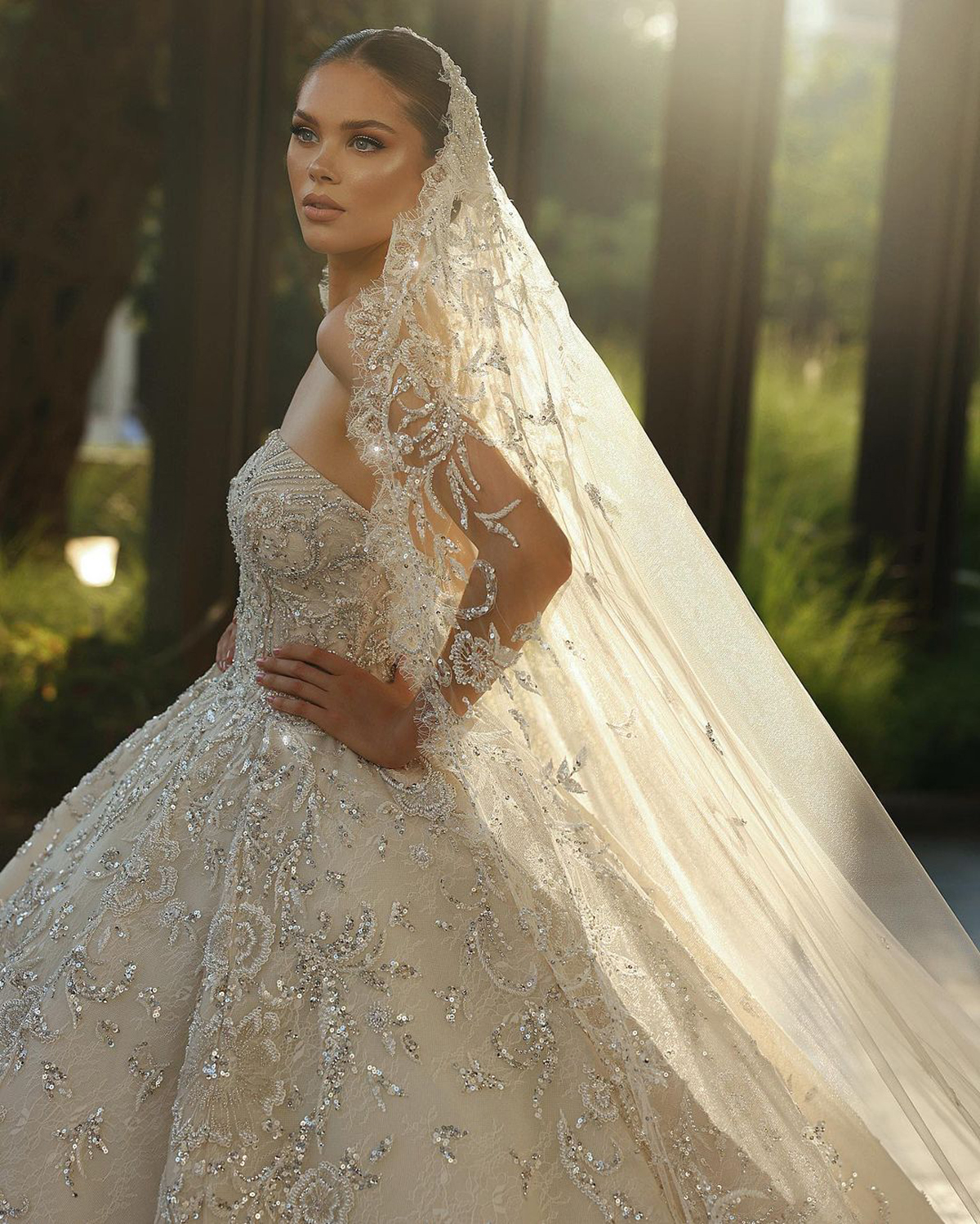 Perles de luxe chic Robe de mariée Appliques en dentelle 3D Fleurs sans bretelles Robes de mariée sans manches Robe de Mariee