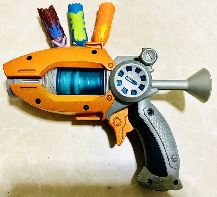 Gun Toys 22cm Blue Purple Oppo Bag Generation 1 Slugterra Gun Toy With 2 Bullets 1Doll 5 Air Soft Bullets Boy Pistol Slug Terra GU5110754