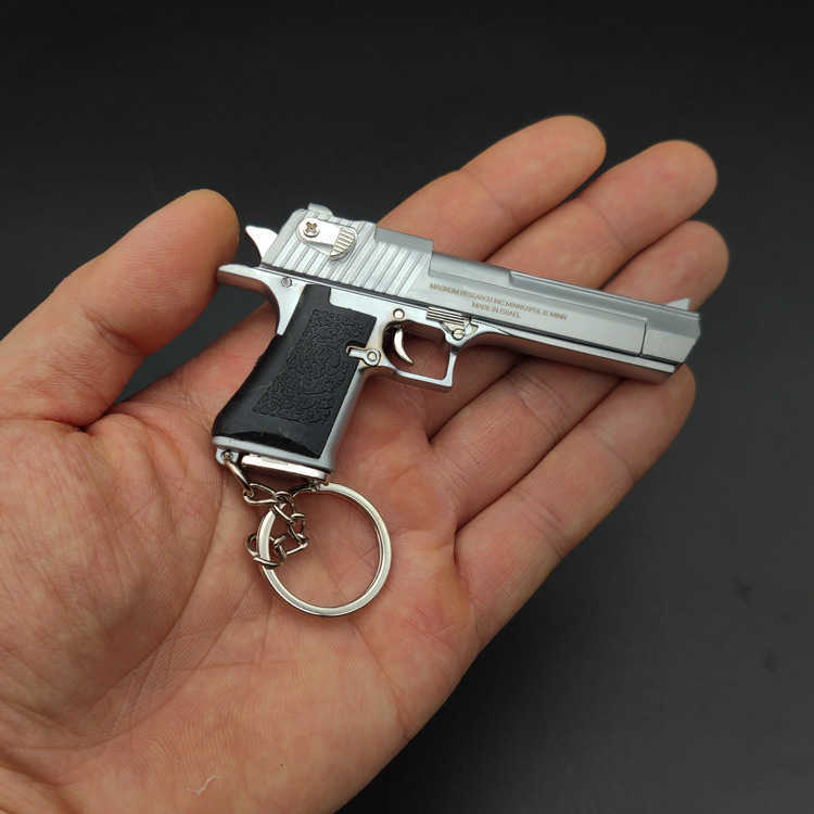 Gun Toys Portable Gun Model KeyChain Glock G17 Pistol Shape Keychain Mini Metal PUBG M29F Desert Eagle Shell Ejection Free Assembly T221105