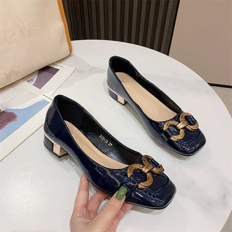 Sandales Brand Chaussures les plus nouvelles femmes pompes en cuir breveté High Heels Fashion Metal Decoration Square Toe Office Lady Chaussures L221107