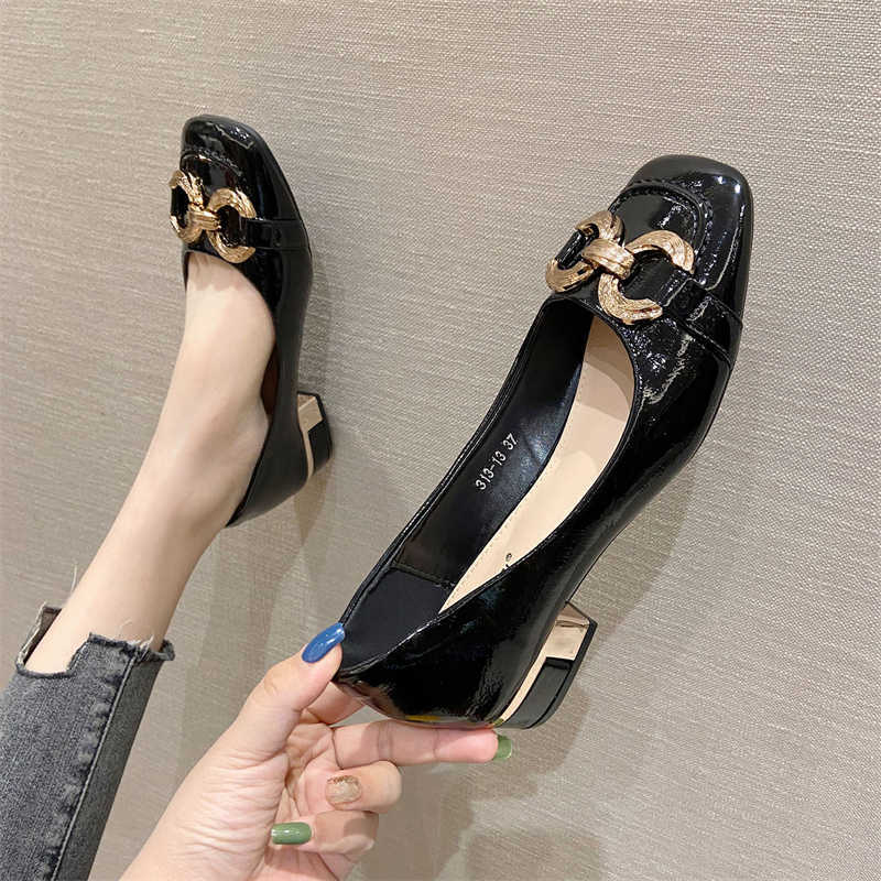 Sandales Brand Chaussures les plus nouvelles femmes pompes en cuir breveté High Heels Fashion Metal Decoration Square Toe Office Lady Chaussures L221107