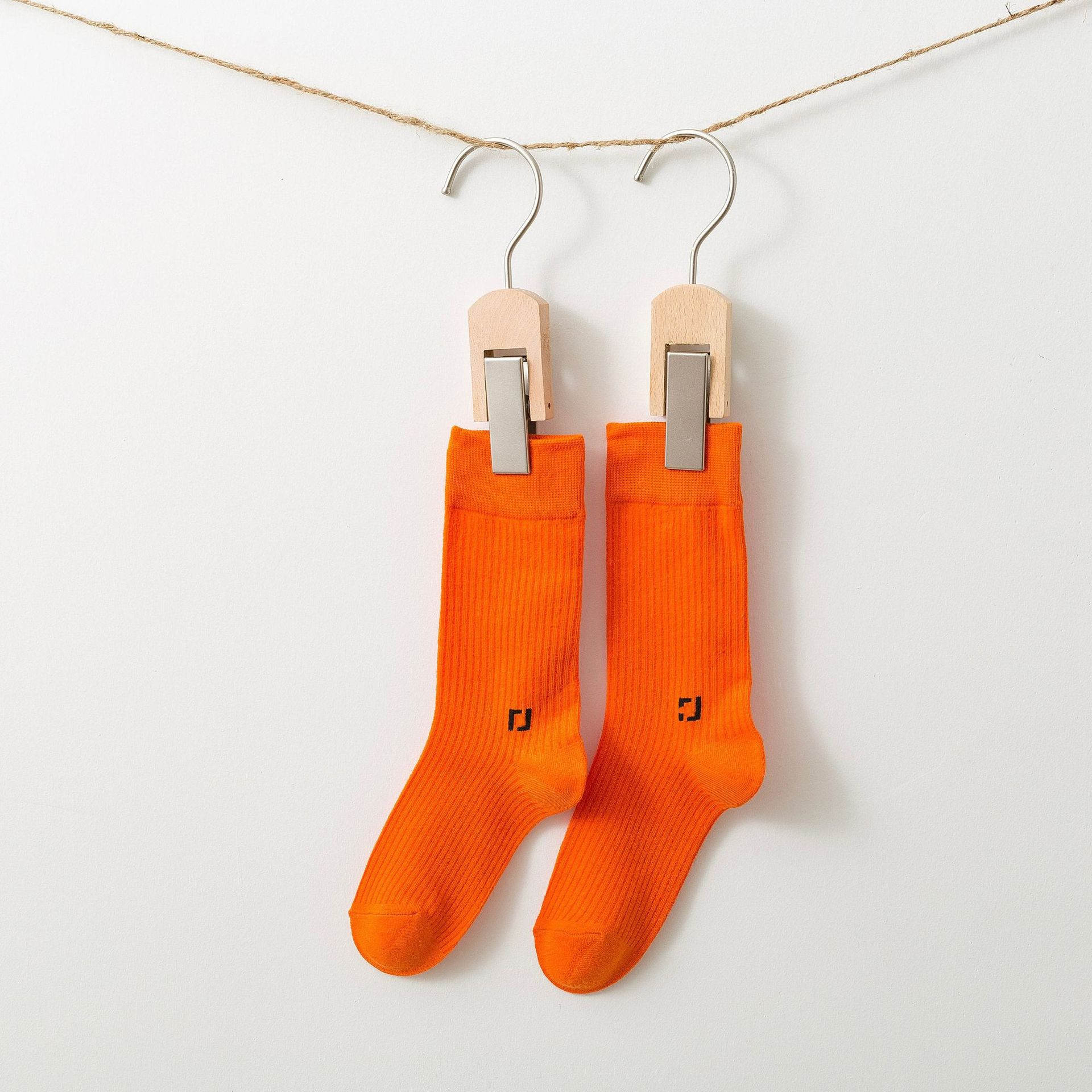 Designer Alphabet Chaussette Arc-en-ciel Couleur Solide Mi-mollet Longueur Chaussettes Collège Style Jeunesse Loisirs Couple Ins