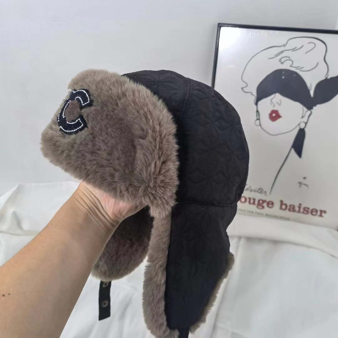 Luxurys designer beanie trapper hattar plysch vinter hatt förtjockad mode öronskydd kepsar varm fritid vindtät stil pom h238n