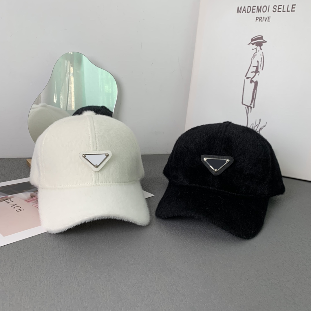 볼 캡 커플 가을과 겨울 디자이너 헤어 따뜻한 캔디 Casquette 금속 삼각형 편지 스포츠 스타일 모자