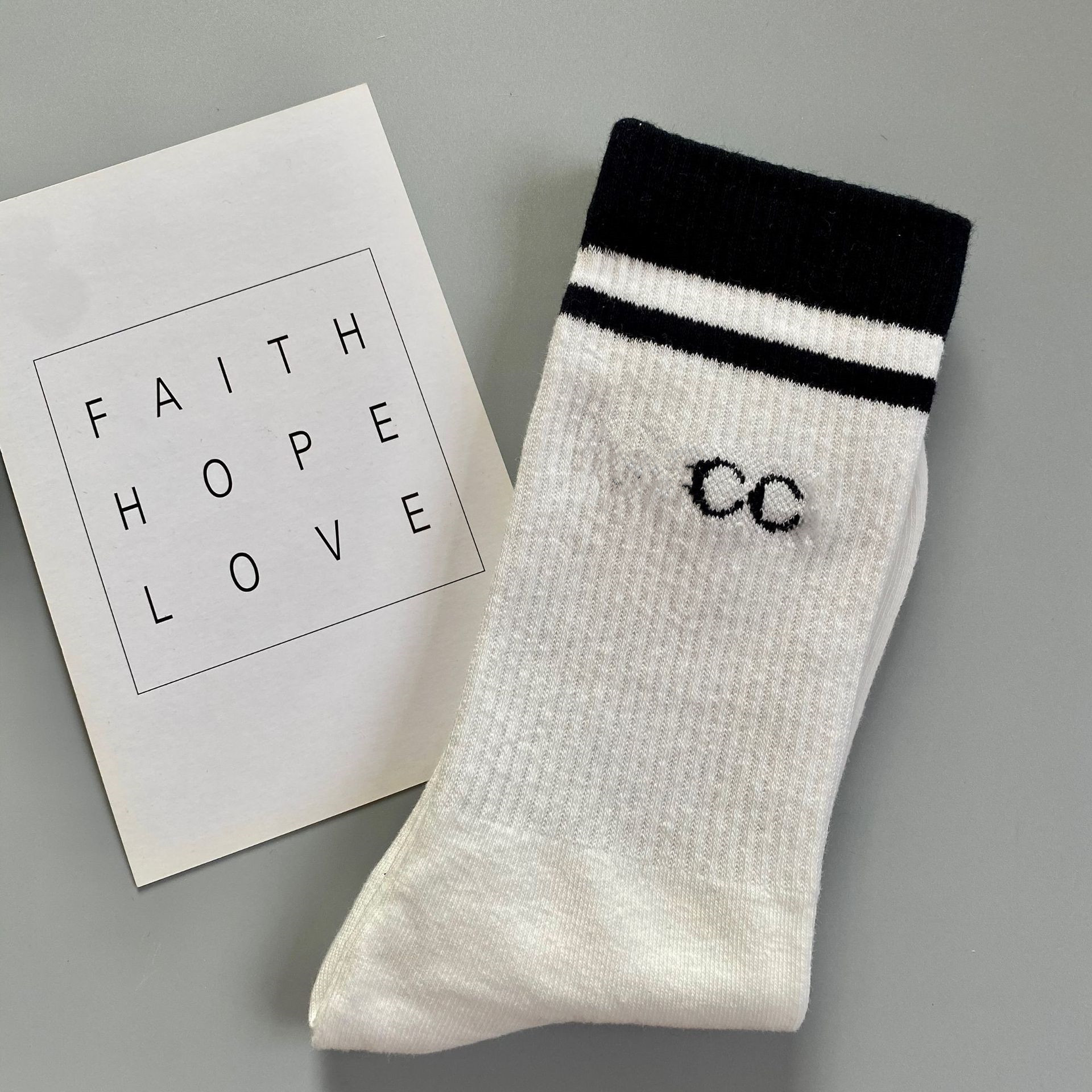 Chaussettes en coton à Tube central rayé de couleur assortie pour femmes, noir et blanc, Style Preppy minimaliste, lettres Ins, chaussettes de sport de rue