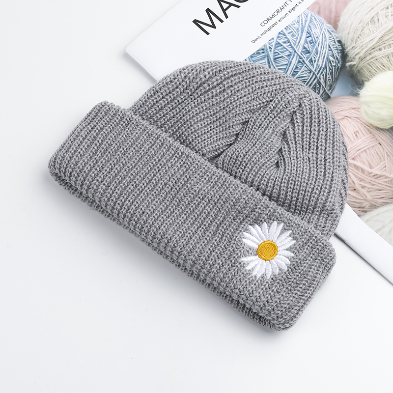 Petit chapeau de laine de marguerite nouveau coréen tricot tricot women a automne hiver homme extérieur chat de froide en gros