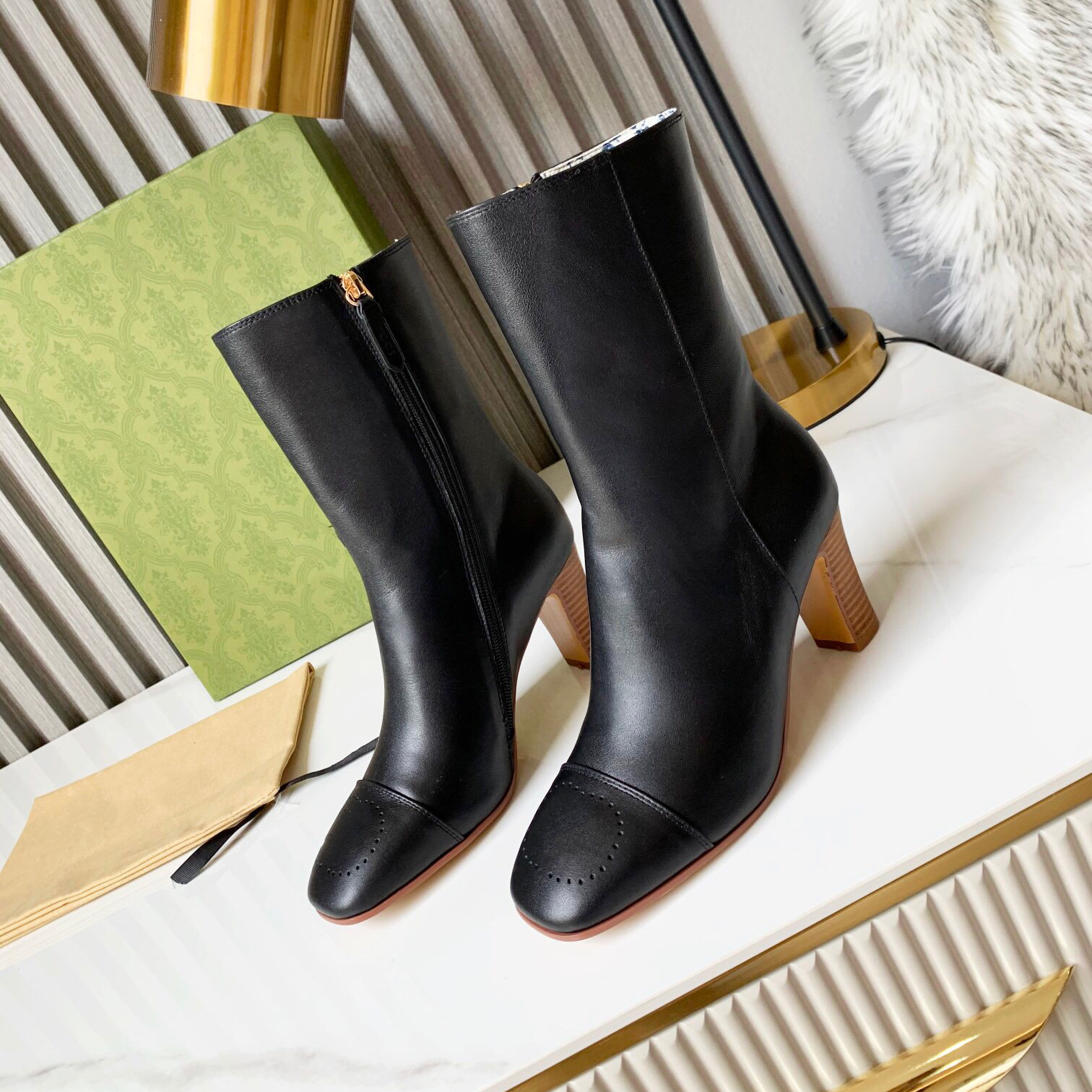 New Women's Fomen Boots Designer de luxo Chelsea Boots Fashion High Heels High Heels 6cm Letra Punchada de Letra Quadrada Jelly Non Slip Leather 35-43